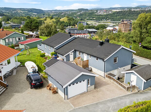 Pen og velholdt selveierleil. | Romslig garasje med lader | 4 soverom | Stor og solrik terrasse | Flott utsikt!