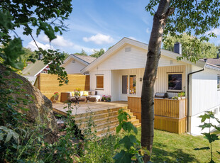 Renovert bolig på familievennlige Pettersand. Moderne, åpent og smakfullt. Naturskjønt med solrike uteplasser.