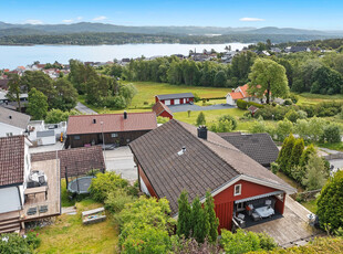 Romslig og stor enebolig m/hybel, frittstående garasje og god utsikt mot Langesundsfjorden.