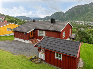 Åsen - Innholdsrik enebolig på fin og solrik utsiktstomt - Garasje