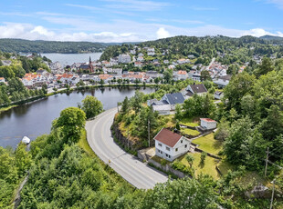 Sentralt beliggende enebolig med fint utsyn | Romslig tomt | Parkering