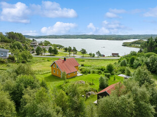 Sjarmerende enebolig med sjøutsikt i rolige og naturskjønne omgivelser i Barmfjorden - Uthus - Kort vei til sjøen