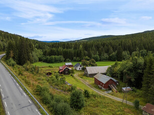 Sjarmerende småbruk i landlige omgivelser - enebolig med 2 soverom - låve med lagerplass - stabbur.