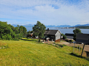 Solid og stilren 6-roms enebolig i barnevennlig område med hage og terrasse. Ypperlig beliggenhet! Stor garasje. Utleie.