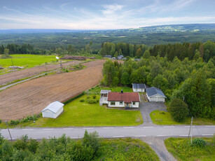 Sørskogbygda- Koselig enebolig på ett plan med innredet kjeller. 3 garasjeplasser. Ny terrasse og solrik tomt!