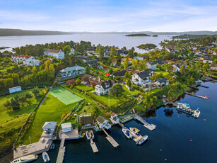 Unik strandeiendom med stor solrik tomt - Fantastisk utsikt - Strandlinje - Brygge - Utleiedel - Garasje