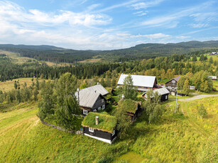 Unikt og svært idyllisk gardstun / tømmertun med hele 10 bygninger - Ingen bo og driveplikt - Rolig og usjenert