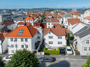 Urban og innbydende 2-roms leilighet i et sjarmerende hus med sentral beliggenhet. Oppusset i nyere tid.