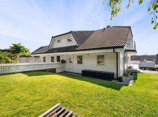 Velholdt og familievennlig ½-part - Stor, solrik terrasse - Fin utsikt - Velstelt hage - Carport - Barnevennlig område