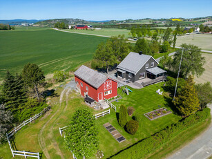 Velholdt småbruk/enebolig med landlig, men sentral beliggenhet. Uthus med bl.a 2 stallplasser. Pen og frodig hage.