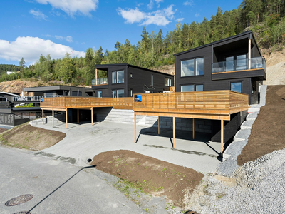 Lekker og nyoppført funkisenebolig - Utleiehybel - Høyt og fritt m/panoramautsikt - Dobbel carport - Takterrasse