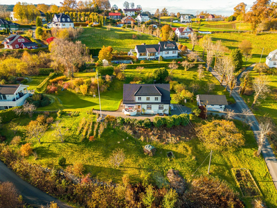 Ask | Edens hage! Enebolig m/solrik tomt, formidabel sjøutsikt og idyllisk hage. Tak fra 2021. Nyere rør/elektro.Garasje