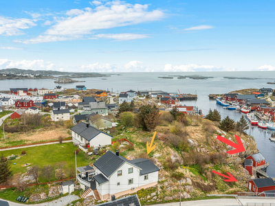 Eiendom med idyllisk beliggenhet ved sjøen - 3 x Naust - Flytebrygge - Utsikt - Oppussingsbehov