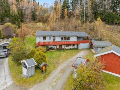 Enebolig beliggende innerst i blindvei i veletablert boligområde. Fra eiendommen er det gangavstand til Fåvang sentrum.