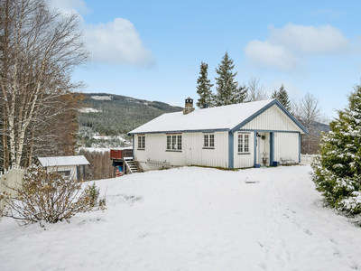 Enebolig beliggende sentralt og fint til i vakre Uvdal med gode solforhold og pen utsikt.