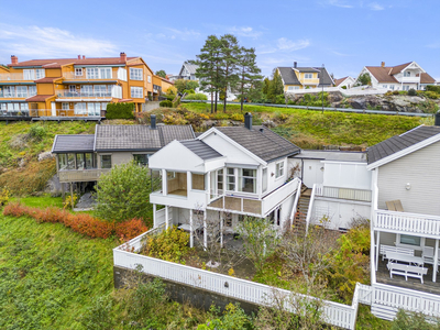 ENEBOLIG I KJEDE PÅ HISØY MED UTSIKT TIL HØLEN - CARPORT . NYDELIG HAGE MED USJENERTE UTEPLASSER