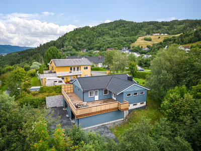 Enebolig i rolig område | Gode solforhold | Nybygd terrasse og carport | To innganger og muligheter i sokkel