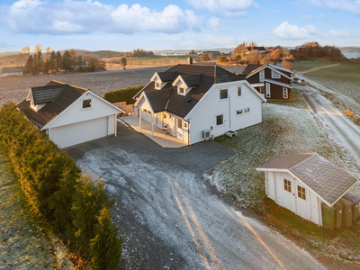 Enebolig landlig beliggende på Skogn. Meget gode solforhold. Fjordutsikt. Dobbeltgarasje. Pent og skjermet uteområde.