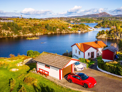 Enebolig med enestående utsikt | Idyllisk beliggenhet | Garasje | Stor tomt