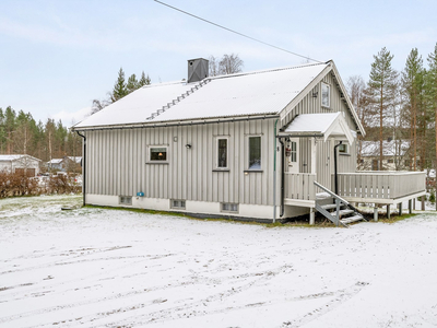 Enebolig med romslig tomt og noe moderniseringsbehov. Hyggelig boligområde beliggende ca. 7km sør for Trysil og fjellet.