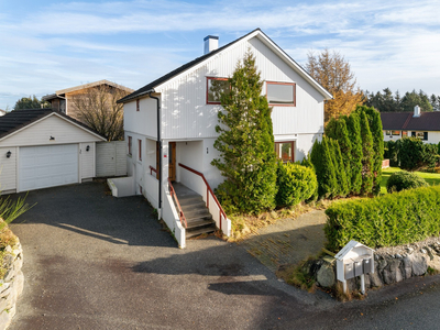 Enebolig med romslig tomt på ca 831kvm, i et attraktivt boligområde i Vardheia, nær Bryne sentrum.