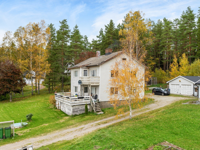 Enebolig med to boenheter og to doble garasjer. Stor, solrik og landlig tomt med hage - Renoveringsobjekt.