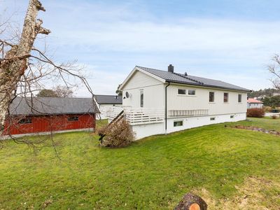 Enebolig på 164 m² i rolig og etablert boligfelt. Utleiedel. Kort vei til skoler og barnehager.Garasje. Oppussingsobjekt