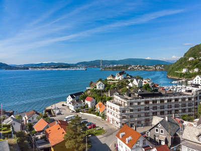 Flott 3-roms leilighet med heis, garasjeplass og stor felles terrasse. Barnevennlig og flott beliggenhet ved Salhus kai