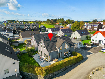 Flott og velholdt enebolig med 3 soverom og 2 stuer. Parkering i carport med el-bil lader. Barnevennlig område.