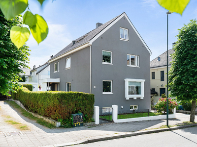 Hel tomannsbolig i mur med stor solfylt terrasse og liten koselig hage.