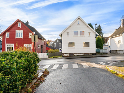 Hel tomannsbolig med behov for renovering - Parkering på tomt.