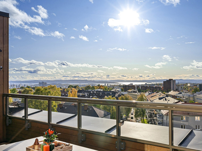 Innbydende 3-roms selveier med takterrasse på 35 m² | Utsikt over Oslofjorden | Heisadkomst | Garasjeplass M/EL*