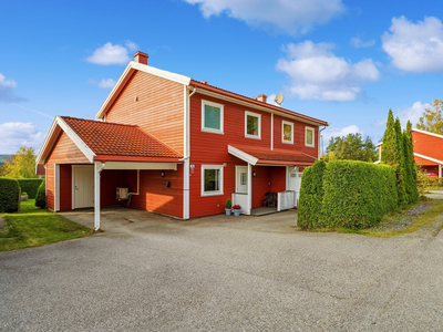 Innbydende halvpart av vertikaldelt tomannsbolig | Rolig og barnevennlig område | Solrik hage og uteområde | Carport