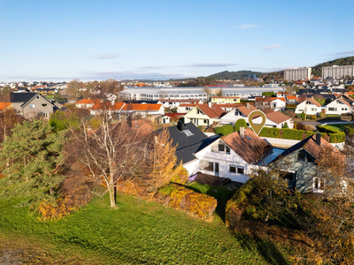 Innholdsrik enebolig med carport - Barnevennlig og sentral beliggenhet!