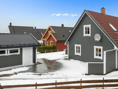 Innholdsrik enebolig med hele 6 soverom og tilhørende dobbel garasje, hage og stor terrasse - barnevennlig beliggenhet!