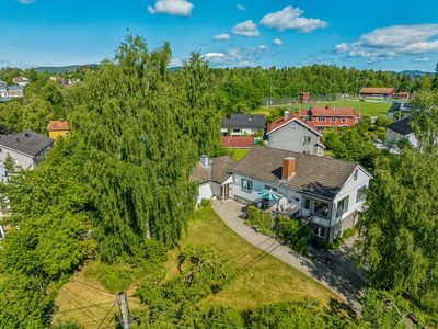 Innholdsrik enebolig med separat, fullverdig utleiedel. 1,5 mål tomt. Bergvarme. Stor og frodig hage.