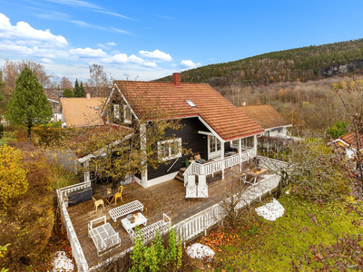 Innholdsrik enebolig med stor solrik terrasse på ca. 80 m2 | Barnevennlig | Carport m elbillader