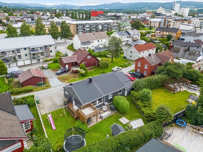 Innholdsrik & fin enebolig i sentrum. Pent opparbeidet gårdsplass & hage. Enkel garasje.