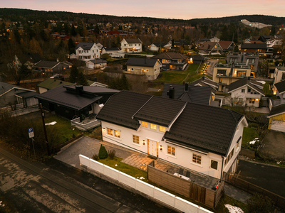 Innholdsrik og flott enebolig o/ 3 plan med stor dobbelgarasje | Heis | Hybel med egen inngang i u. etg. | Byggeår '14