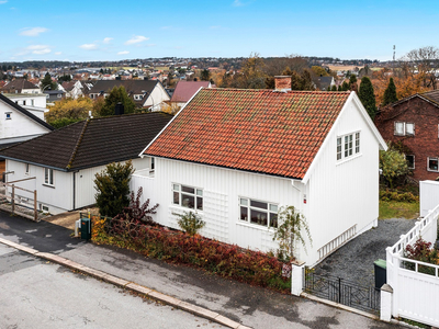 Koselig enebolig med fin sentral beliggenhet - Solrik tomt - Nærhet til alt - 3 soverom