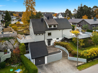 Lekker enebolig på pent opparbeidet tomt - 5 soverom - 2 bad - Garasje - Solrik & skjermet hage - Mulighet for hybel