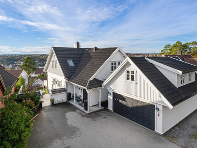 Lekker, innholdsrik enebolig på solrik utsiktstomt! Godkjent leilighet| 6 soverom | Dobbel garasje | Barnevennlig