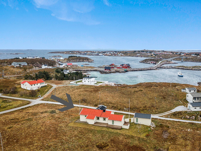 Mausund - Pen enebolig med garasje og uthus. Terrasse med fint utsyn og gode solforhold.