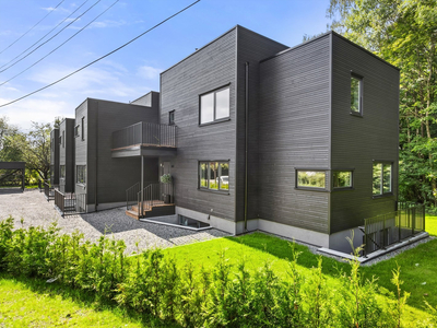 Moderne enebolig ferdigstilt i 2023 - Takterrasser og solrik hage - Carport - underetasje m/ egen inngang - Barnevennlig