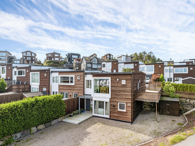 Moderne, nyere enderekkehus med flott planløsning! Carport | 4 soverom | Svært populær og barnevennlig beliggenhet!