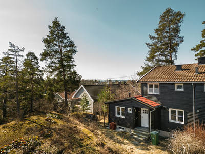 NORDSTRAND/MUNKERUD: Familievennlig halvpart av tomannsbolig o/3 etg på 171kvm BRA. Oppussing. Idyllisk hage. Garasje.