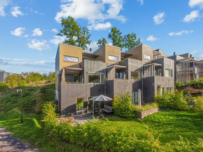 Nyere og meget smakfullt enderekkehus | 3 sov, 2 bad | Solrike uteplasser | Garasjeplass m/EL | Barnevennlig beliggenhet