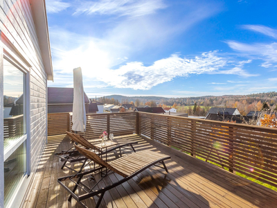 Nyere oppført vertikaldelt 1/2-part med dobbel garasje & carport - Svært barnevennlig. Fantastiske sol- & utsiktsforhold