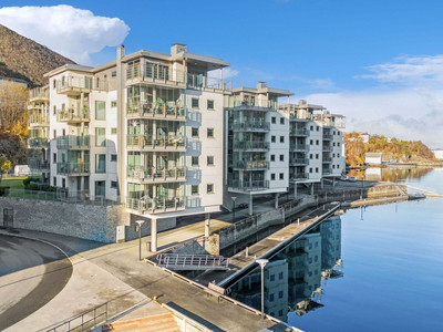 Pen 3-roms leilighet med sydvendt terrasse og garasjeplass