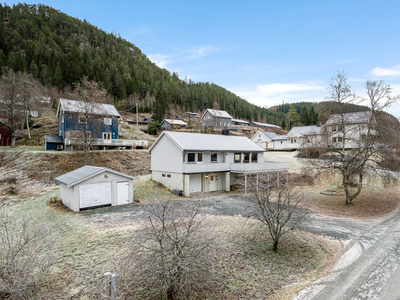 Pen enebolig med 2 garasjer | Stor tomt | Romslig terrasse | 2 stuer | Barnevennlig, ved butikk og flotte turområder